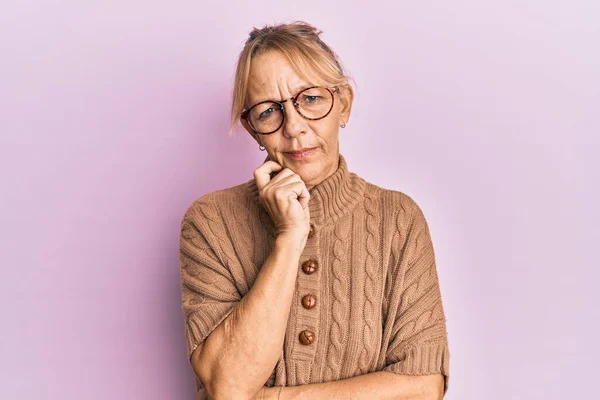 Middle Age Blonde Woman Wearing Glasses Pink Background Thinking Concentrated — Stock Photo, Image