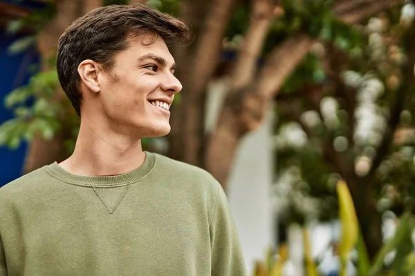 Jonge Spaanse Man Glimlachend Blij Staand Stad — Stockfoto