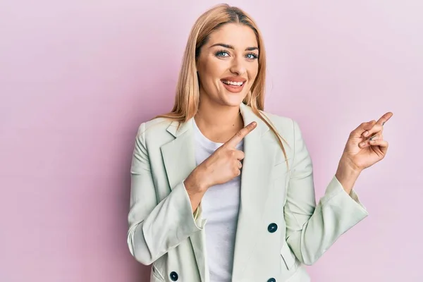 Ung Kaukasiska Kvinna Bär Affärskläder Ler Och Tittar Kameran Pekar — Stockfoto