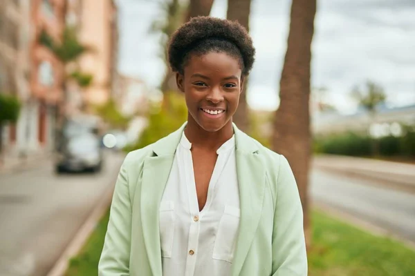 Ung Afrikansk Amerikansk Affärskvinna Ler Lycklig Stående Vid Staden — Stockfoto