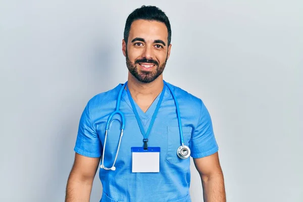 Schöner Hispanischer Mann Mit Bart Und Doktoruniform Der Positiv Und — Stockfoto