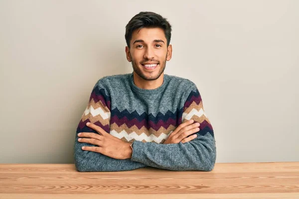 Ung Stilig Man Ledig Tröja Sitter Bordet Glad Ansikte Leende — Stockfoto