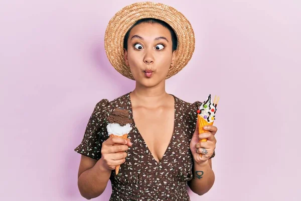아름다운 아이스크림 먹으면서 입으로 얼굴을 만들고 찡그리며 듯이웃고 있습니다 — 스톡 사진