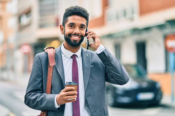 Jovem Empresário Afro Americano Conversando Smartphone Bebendo Tirar Café Cidade — Fotografia de Stock