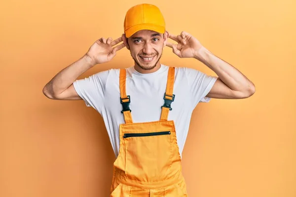 Joven Hispano Vistiendo Uniforme Manitas Sonriente Tirando Las Orejas Con — Foto de Stock