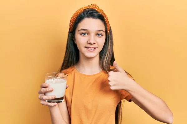 Ung Brunett Flicka Dricker Ett Glas Mjölk Leende Glad Och — Stockfoto