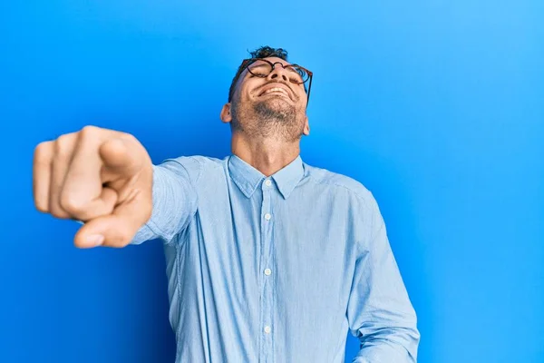 Giovane Uomo Ispanico Indossa Abiti Casual Occhiali Ridendo Puntando Dito — Foto Stock