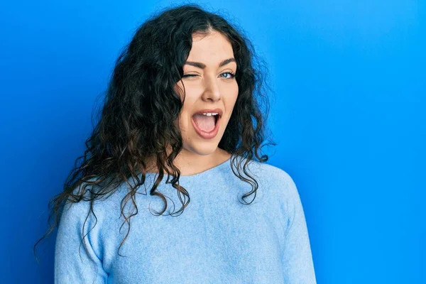 Jonge Brunette Vrouw Met Krullend Haar Dragen Casual Kleding Knipogen — Stockfoto