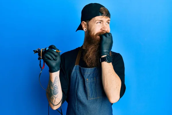 Homem Ruivo Com Longa Barba Tatuagem Artista Vestindo Uniforme Profissional — Fotografia de Stock