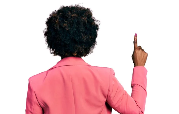 Afrikansk Amerikansk Kvinna Med Afro Hår Bär Business Jacka Poserar — Stockfoto