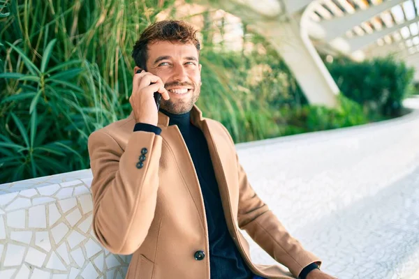 Bonito Homem Negócios Vestindo Jaqueta Elegante Usando Smartphone Sorrindo Feliz — Fotografia de Stock