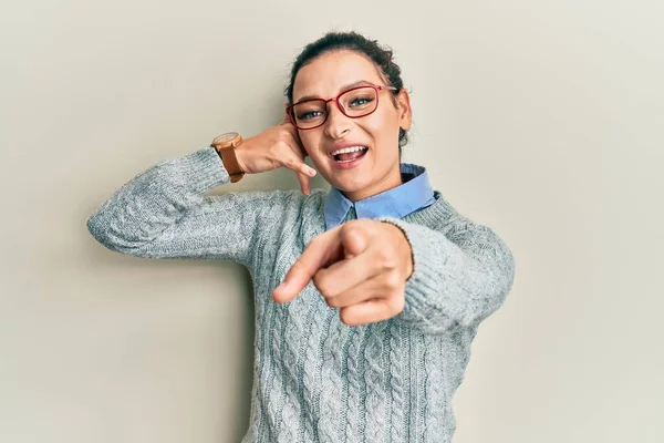 Junge Kaukasische Frau Lässiger Kleidung Und Brille Die Lächelnd Telefon — Stockfoto