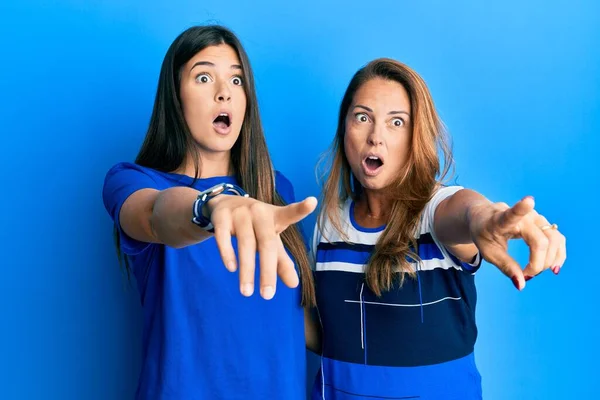 Familia Hispana Madre Hija Vistiendo Ropa Casual Sobre Fondo Azul —  Fotos de Stock