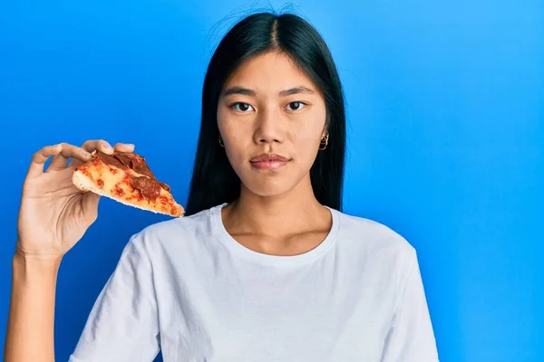 Joven Mujer China Comiendo Sabrosa Pizza Pepperoni Pensamiento Actitud Expresión —  Fotos de Stock