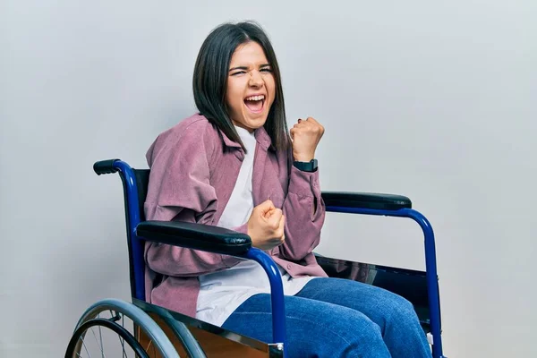 Jeune Femme Brune Assise Fauteuil Roulant Célébrant Surprise Étonnée Pour — Photo