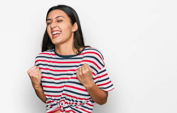 Joven Chica Hispana Vestida Con Ropa Casual Muy Feliz Emocionada — Foto de Stock