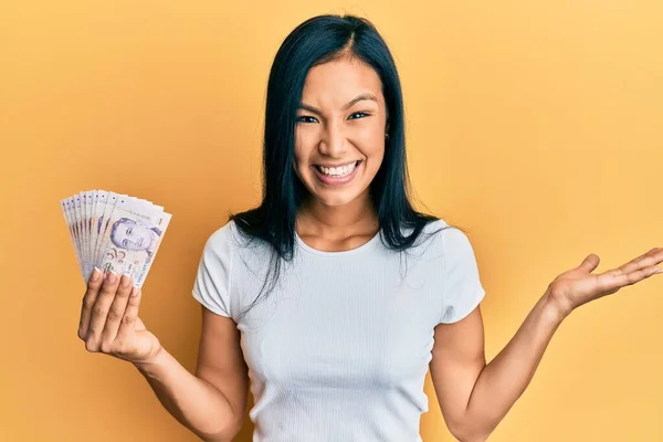 Güzel Spanyol Kadın Elinde Singapur Doları Ile Başarıyı Kutlayan Banknotlar — Stok fotoğraf