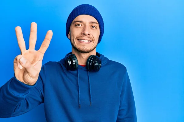스웨트 셔츠와 헤드폰을 아메리카 청년은 자신감 행복하게 웃으면서 손가락으로 가리켰습니다 — 스톡 사진