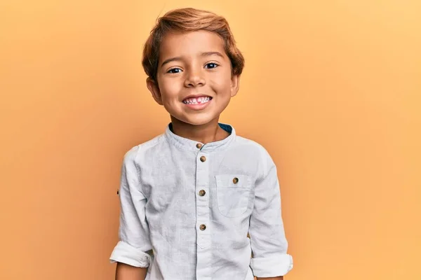 幸せとクールな笑顔でカジュアルな服を着て愛らしいラテンの子供が顔に 運のいい人 — ストック写真