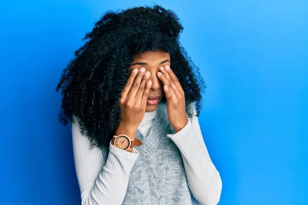 Afrikansk Amerikansk Kvinna Med Afro Hår Bär Casual Vinter Tröja — Stockfoto