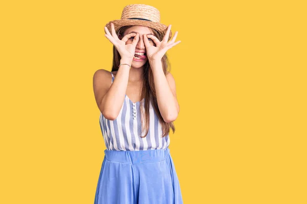 Mulher Loira Bonita Nova Usando Chapéu Verão Fazendo Gesto Como — Fotografia de Stock