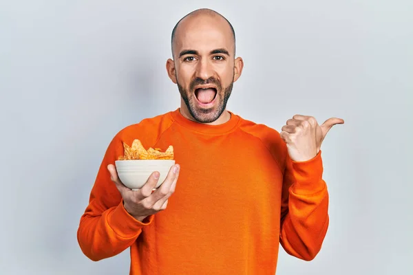 Joven Calvo Sosteniendo Nachos Papas Fritas Apuntando Con Pulgar Hacia — Foto de Stock