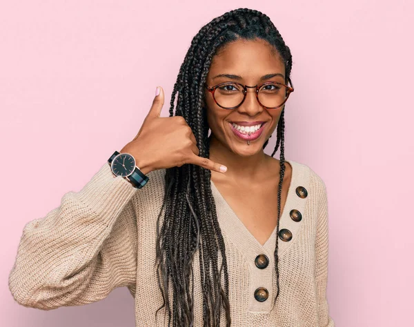 Afro Americana Vestindo Roupas Casuais Sorrindo Fazendo Gesto Telefone Com — Fotografia de Stock