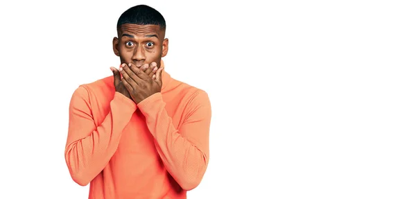 Ung Svart Man Bär Orange Polotröja Tröja Chockad Täcker Munnen — Stockfoto