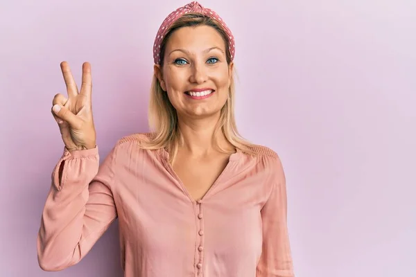 Kaukasische Frau Mittleren Alters Trägt Lässige Kleidung Und Zeigt Mit — Stockfoto