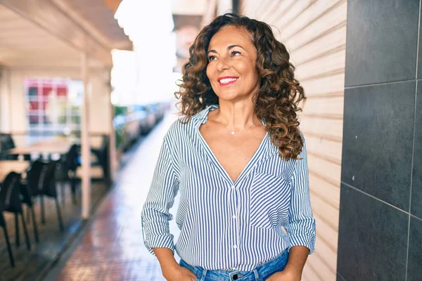 Mujer Hispana Mediana Edad Sonriendo Feliz Caminando Por Ciudad —  Fotos de Stock