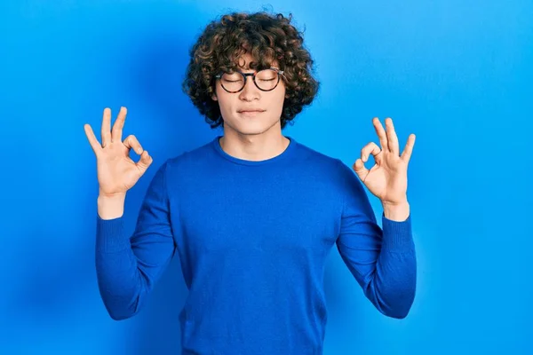 Beau Jeune Homme Portant Des Vêtements Décontractés Des Lunettes Détendre — Photo