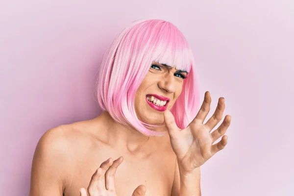 Junger Mann Mit Frauenschminke Trägt Rosa Perücke Angeekelten Gesichtsausdruck Ungehalten — Stockfoto
