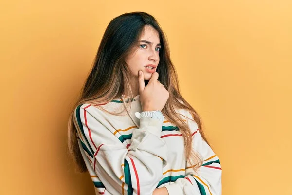 Jonge Blanke Vrouw Draagt Casual Kleding Denken Bezorgd Een Vraag — Stockfoto