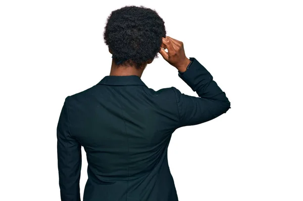 Νεαρή Αφρο Αμερικανίδα Που Φοράει Επαγγελματικά Ρούχα Ανάποδα Σκεπτόμενη Την — Φωτογραφία Αρχείου