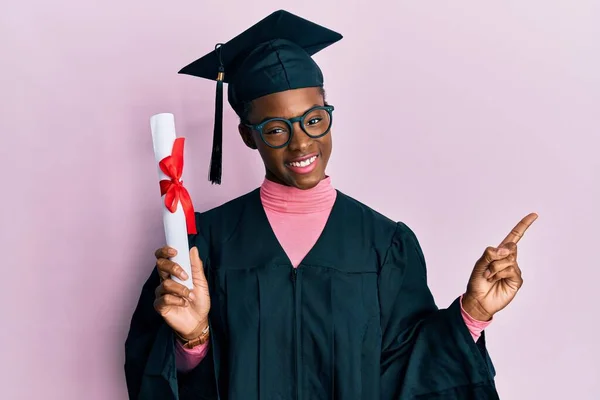 Jovem Afro Americana Vestindo Boné Formatura Roupão Cerimônia Segurando Diploma — Fotografia de Stock