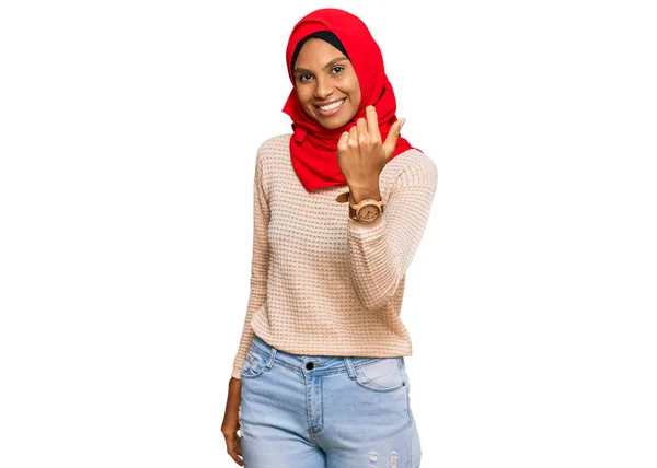 Joven Mujer Afroamericana Vistiendo Tradicional Bufanda Islámica Hijab Señas Vienen —  Fotos de Stock