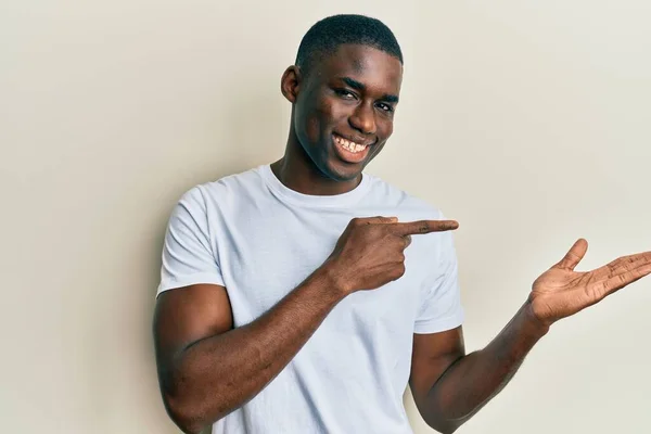 Молодий Афроамериканець Білій Сорочці Здивований Посміхається Перед Камерою Ведучи Руками — стокове фото