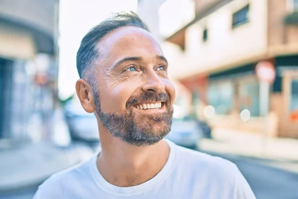 Hombre Guapo Mediana Edad Sonriendo Feliz Mirando Lado Ciudad — Foto de Stock