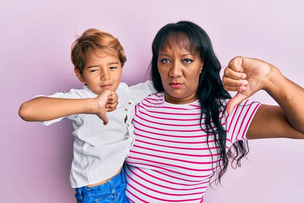 Hispanic Familj Mor Och Son Kramas Tillsammans Med Kärlek Med — Stockfoto