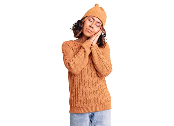 스웨터를 모자를 웃으면서 손으로 포즈를 취하는 아름다운 — 스톡 사진
