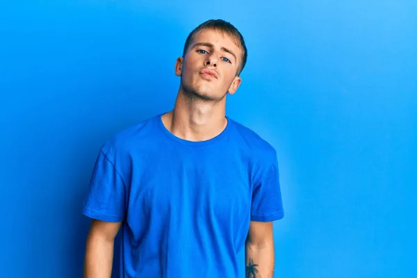 Jonge Blanke Man Met Een Casual Blauw Shirt Kijkend Naar — Stockfoto