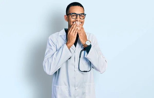 Młody Afrykański Amerykanin Mundurze Lekarza Stetoskopie Śmiejący Się Zawstydzony Chichot — Zdjęcie stockowe