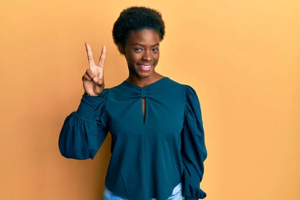 Junge Afrikanisch Amerikanische Mädchen Lässiger Kleidung Zeigen Und Zeigen Mit — Stockfoto