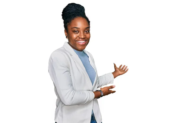 Fiatal Afro Amerikai Visel Üzleti Ruhák Meghívó Belépni Mosolyogva Természetes — Stock Fotó