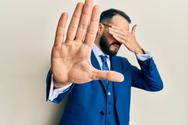 Joven Con Barba Vistiendo Traje Negocios Corbata Cubriendo Los Ojos —  Fotos de Stock