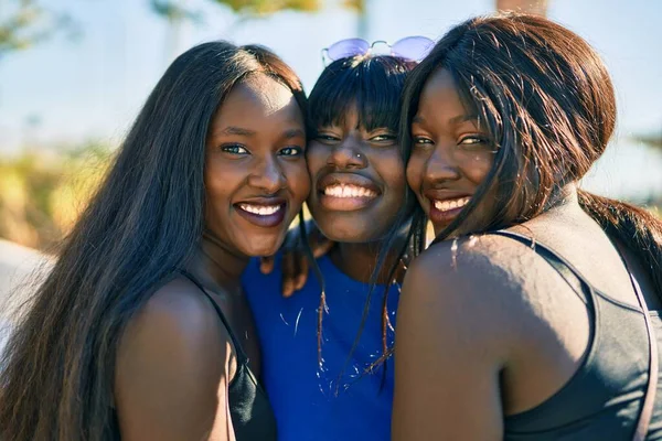 Tres Amigos Afroamericanos Sonriendo Felices Abrazando Ciudad — Foto de Stock