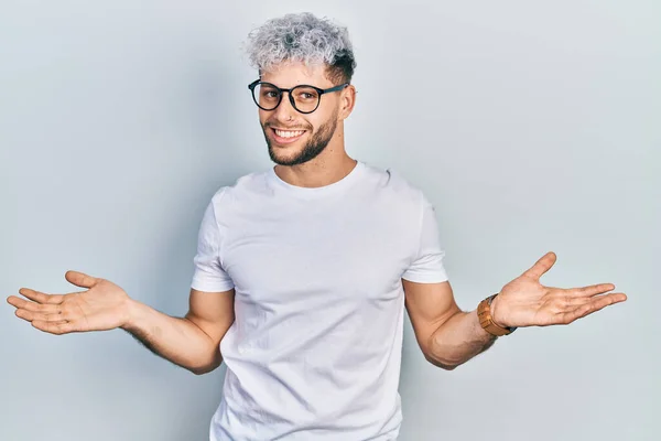 Jonge Spaanse Man Met Modern Geverfd Haar Wit Shirt Een — Stockfoto