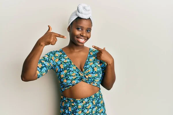 Junge Afrikanerin Mit Haarturban Und Afrikanischem Stil Die Fröhlich Lächelt — Stockfoto