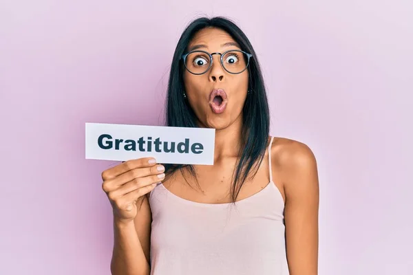 Young African American Woman Holding Gratitude Message Paper Scared Amazed — Stock Photo, Image