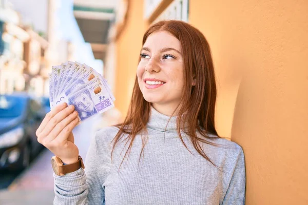 Молодая Ирландская Девушка Подросток Улыбается Счастливо Держа Шведские Кроны Банкноты — стоковое фото